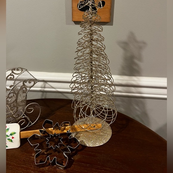4 Piece Holiday Set - Gold Tree & Sleigh Snowflake cookie cutter holiday spatula - Picture 3 of 5